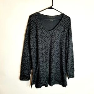 American Eagle Top Women’s Medium V-Neck Long Sleeve Animal Print Blue Gray Soft